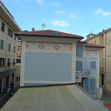 Appartamento Stella Marina In Pieno Centro Di Pietra Ligure Sulla Passeggiata E A Un Passo Dal Mare Luaran gambar