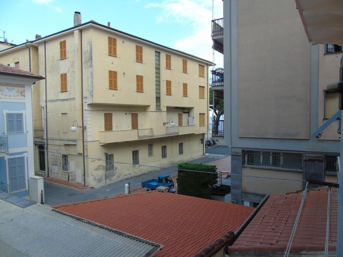 Appartamento Stella Marina In Pieno Centro Di Pietra Ligure Sulla Passeggiata E A Un Passo Dal Mare Luaran gambar